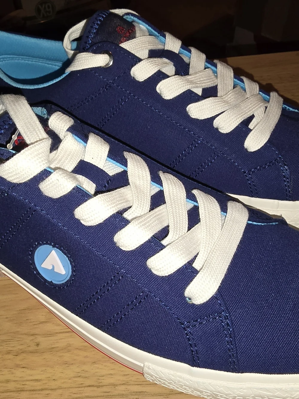 AIRWALK MEN'S NAVY/WHITE BRAND NEW SIZE 10.5 SKATE/CASUAL IDEAL FOR ALL ATTIRES